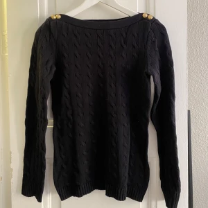 Kabelstickad Ralph Lauren tröja - Kabelstickad tröja från Ralph Lauren med båtringning. Storlek S