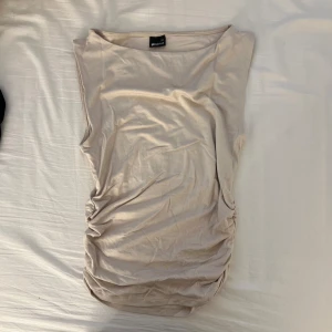 Topp - Super söt topp från Gina med skrynkning vid sidorna perfekt till sommaren☺️