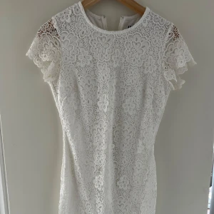 Vit spetsklänning från Make Way(Bubbelroom) - Säljer en elegant vit spetsklänning från Make Way. Klänningen har korta ärmar och ett vackert blommigt spetsmönster. Perfekt för sommarens festligheter eller student! 🌸 Den har enbart används en gång. 