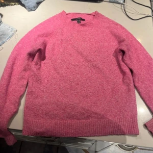 Rosa stickad tröja från Vero Moda - Säljer en mysig rosa stickad tröja från Vero Moda. Tröjan har en klassisk rund hals och långa ärmar, jättemjuk.