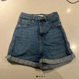 Blå jeansshorts från Gina  - Säljer ett par blå jeansshorts från Gina, modell Molly i storlek XS. 