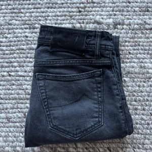 JACOB COHEN JEANS  - Jacob Cohen Jeans - Storlek: 30, Benlängd 107cm, midja 38cm - Modell: 688, Slim fit passform - Nypris 5000kr - deluxecloset