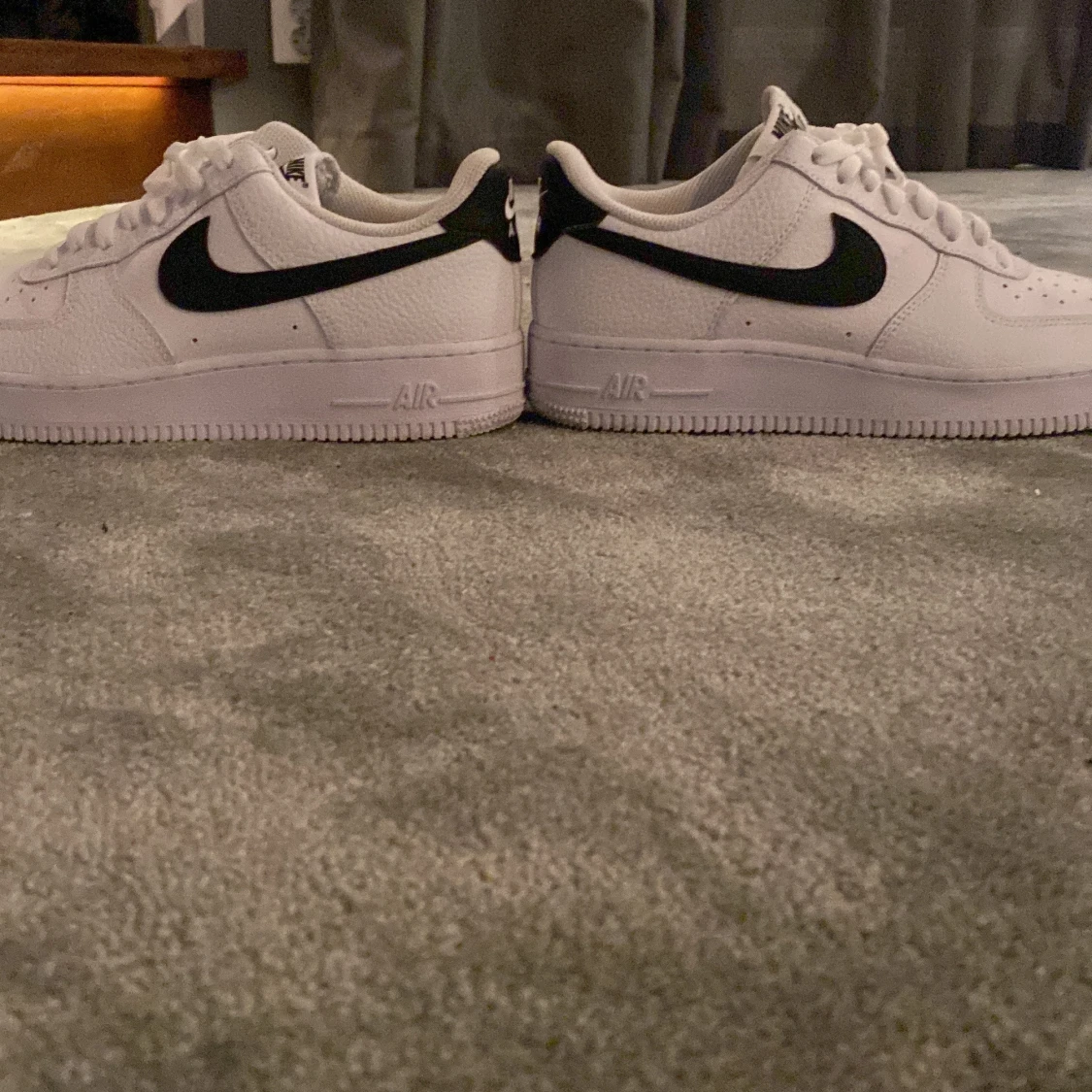 Nike Air Force 1 i vitt och svart - 3