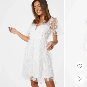 Floral 3D dress  - Perfekt klänning i bra skick till studenten 
