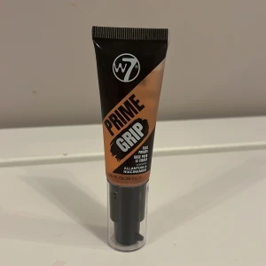 Prime Grip Face Primer från W7 - Prime Grip Face Primer från W7 i en smidig tub med pump. Innehåller allantoin och niacinamid för en jämn och hållbar bas. Perfekt för att förbereda huden innan smink.