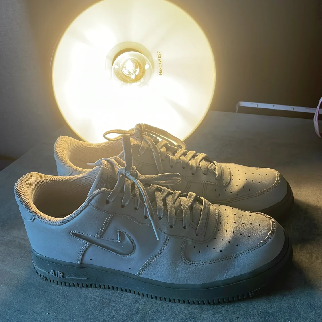 Nike air force one i ljusgrått
