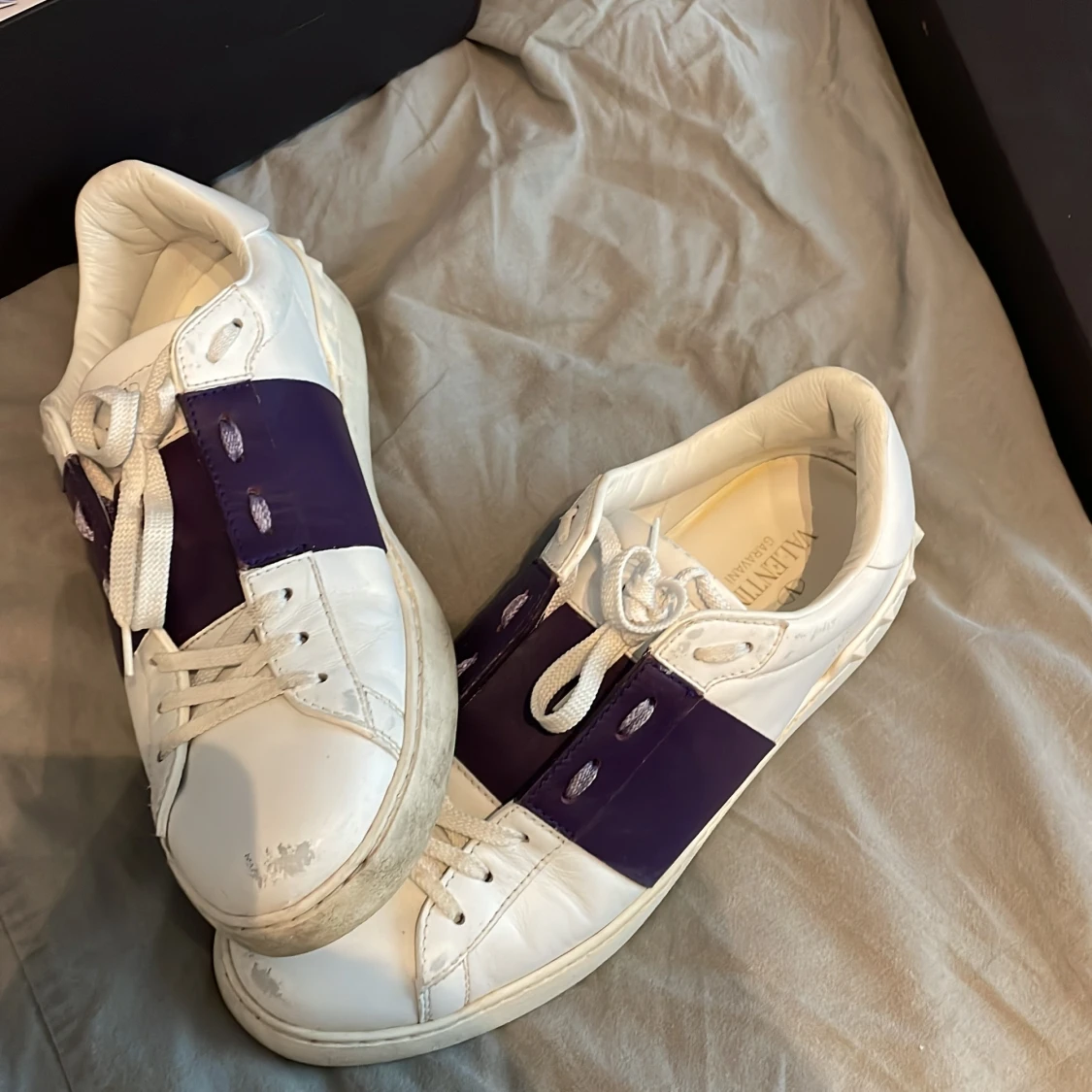 Valentino Garavani sneakers i vitt och lila - 3