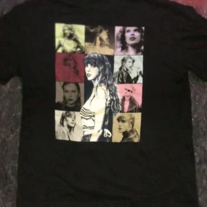 Svart T-shirt med Taylor Swift motiv äkta tröja - Snygg svart T-shirt med collage av Taylor Swift på framsidan och turnéstäder från 'The Eras Tour' 2023-2024 på baksidan. Perfekt för fans som vill visa sitt stöd och minnas turnén.