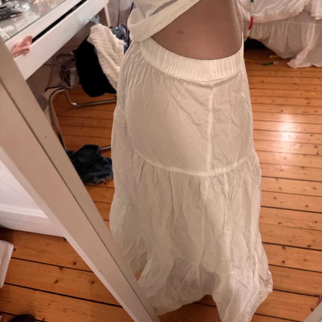 Vit långkjol med volanger  - 1