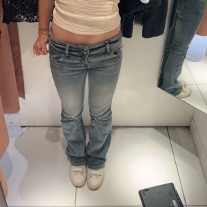 Blåa jeans - Säljer ett par jättefina lågmidjade jeans från Bershka i storlek 34. Ganska bra skick, inga hål eller slitningar! 