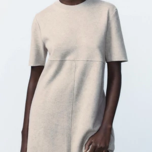 Beige klänning från Zara - Snygg beige klänning från Zara med korta ärmar och en rakare passform. Den är helt oanvänd med lappen kvar. En perfekt klänning nu inför vår och sommar! Hör gärna av er om ni har några frågor eller liknande💕💕🩷