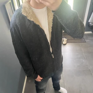 Grå stickad zip med foder - En riktigt fet stickad zip med foder inuti🌤️ | Skick: 9/10 | Storlek L, men passar M bättre | Hör av er vid fler funderingar