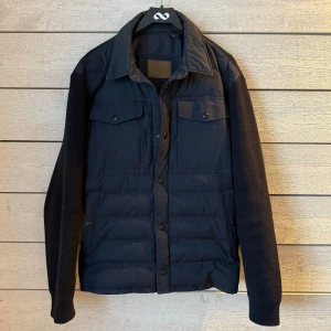 Mörkblå jacka med quiltade detaljer - Säljer nu denna riktigt feta Massimo dutti cardigan i fint skick, perfekt nu till våren och sommarn🌇☀️| Passform: Storlek M | PRIS KAN DISKUTERAS! | Hör av dig vid minsta fundering eller behov av mer bilder👊🏼😊