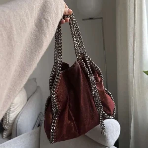 Stella McCartney väska  - Vinröd Stella väska, bra skick men tecken på användning. Kan tänka mig att byta mot nått oxå ❤️