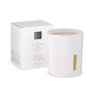Nytt! Doftljus The Ritual of Sakura - Nytt! Säljer ett elegant doftljus från Rituals, The Ritual of Sakura. Ljuset har en fräsch doft av rismjölk och körsbärsblom. Det kommer i en stilren vit behållare med räfflad yta och en gyllene etikett. Perfekt för att skapa en avkopplande atmosfär hemma. 🕯️290gr (full size)