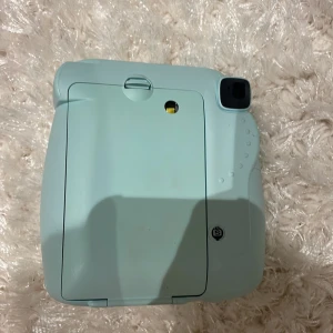 Instax mini 9 - Säljer denna instax mini kamera! Har använt ett få antal gånger och säljer den eftersom att jag inte använder den längre. Den är ljusblå/turkos. Den har inga fotopapper i sig. Priset kan diskuteras💗