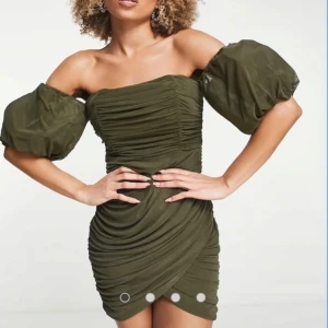 Olivgrön klänning från Rare London - Snygg  klänning från asos med offshoulder-design och puffiga ärmar. Klänningen har en åtsittande passform med rynkade detaljer och en dragkedja i ryggen. Perfekt för en stilfull kvällslook. Köpt den för 800 kr, idag är den slutsåld på Addos hemsida. 