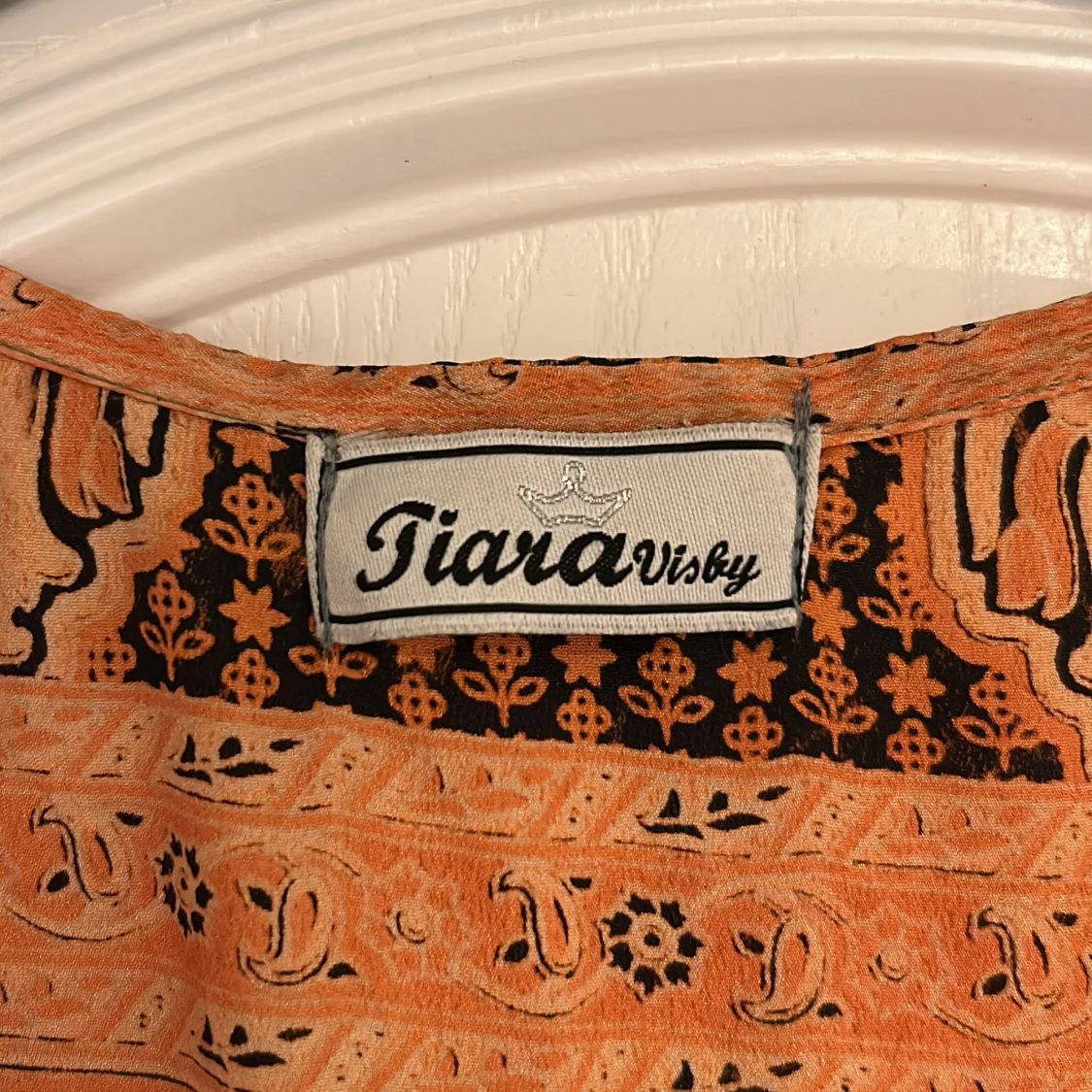 Orange mönstrad klänning från Tiara Visby - 1