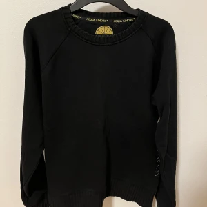 Svart Acqua Limone tröja - Säljer en svart tröja från Acqua Limone med häftigt tryck på baksidan. Den är i storlek M. Den är i mycket bra skick