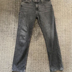 Svartgrå lee jeans  - Svartgråa lee jeans