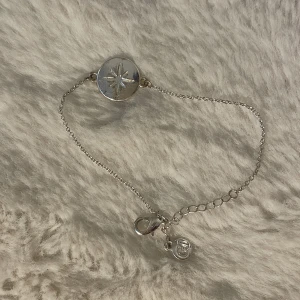 Silverarmband med stjärndesign - Snyggt silverarmband med en rund platta som har en stjärndesign på ena sidan och texten 'GRL PWR' på andra sidan. Finns lite missfärgningar på själva detaljen men det är ingenting man ser om man inte tittar OTROLIGT noga. 