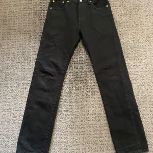Svarta Levis 501 jeans - Helt nya levis jeans använt 2-3 gånger orginal tags och kvitto finns fortfarande. 