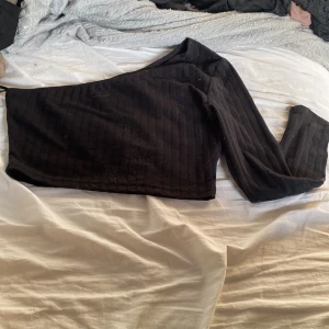 Svart en arm tröja från Shein - Snygga svarta byxor från Shein i storlek S. Byxorna har en stilren design med en rak passform och är perfekta för en chic look. Tillverkade i ett mjukt material som ger en bekväm känsla hela dagen.