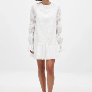 Vit blommig klänning - Säljer en söt vit klänning med blommigt mönster och volang. Från NA-KD, använd en gång enbart. Storlek S. Kostar 699 kr ny😊