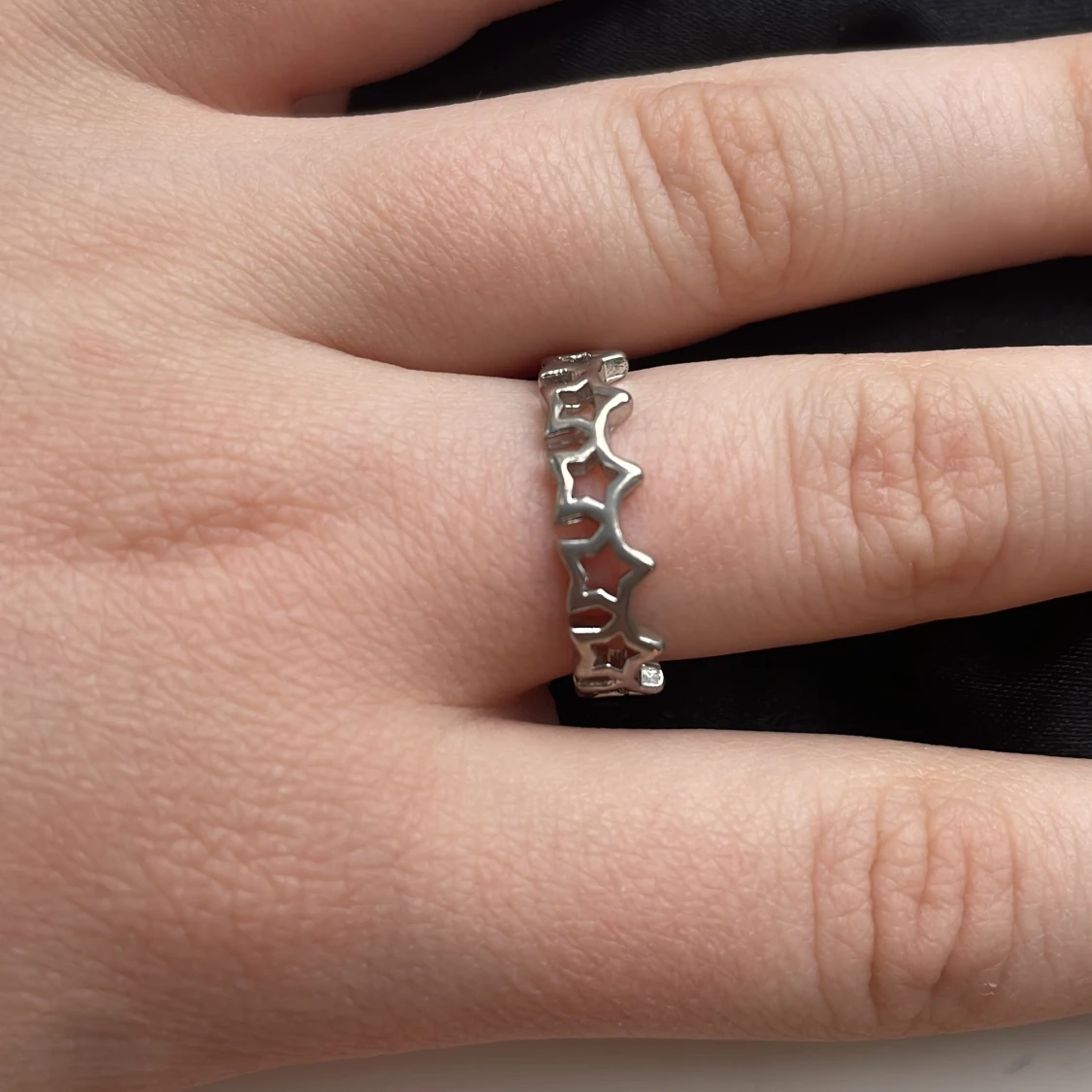 Silverfärgad ring med stjärndetaljer - 2