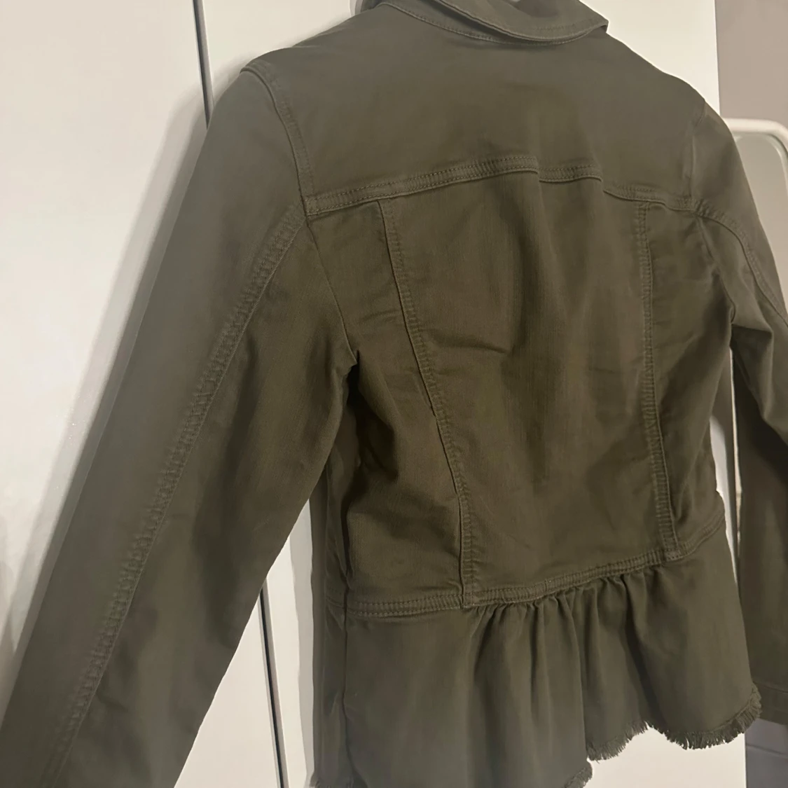 Olivgrön jacka med volangdetalj - 1