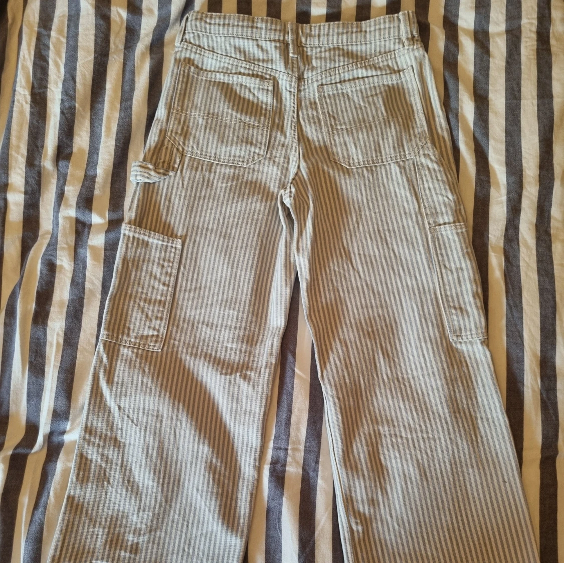 Randiga cargobyxor från H&M