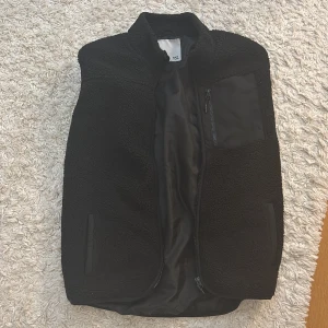Svart teddy vest❤️ - Storlek 160 och har inga defekter/hål❤️