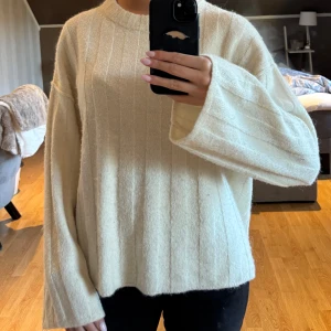 Vit ribbad stickad tröja  - Mysig vit ribbad stickad tröja, använd fåtal gånger. Skriv vid frågor❤️