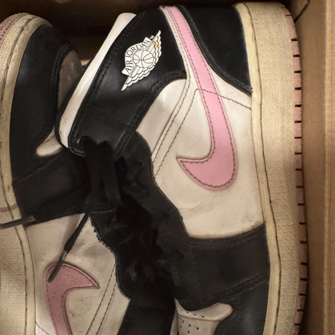 Nike Air Jordans med rosa detaljer