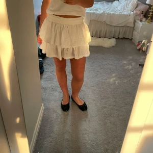 Vit volangkjol  - Skit snygg volangkjol st S!!❤️‍🔥❤️‍🔥