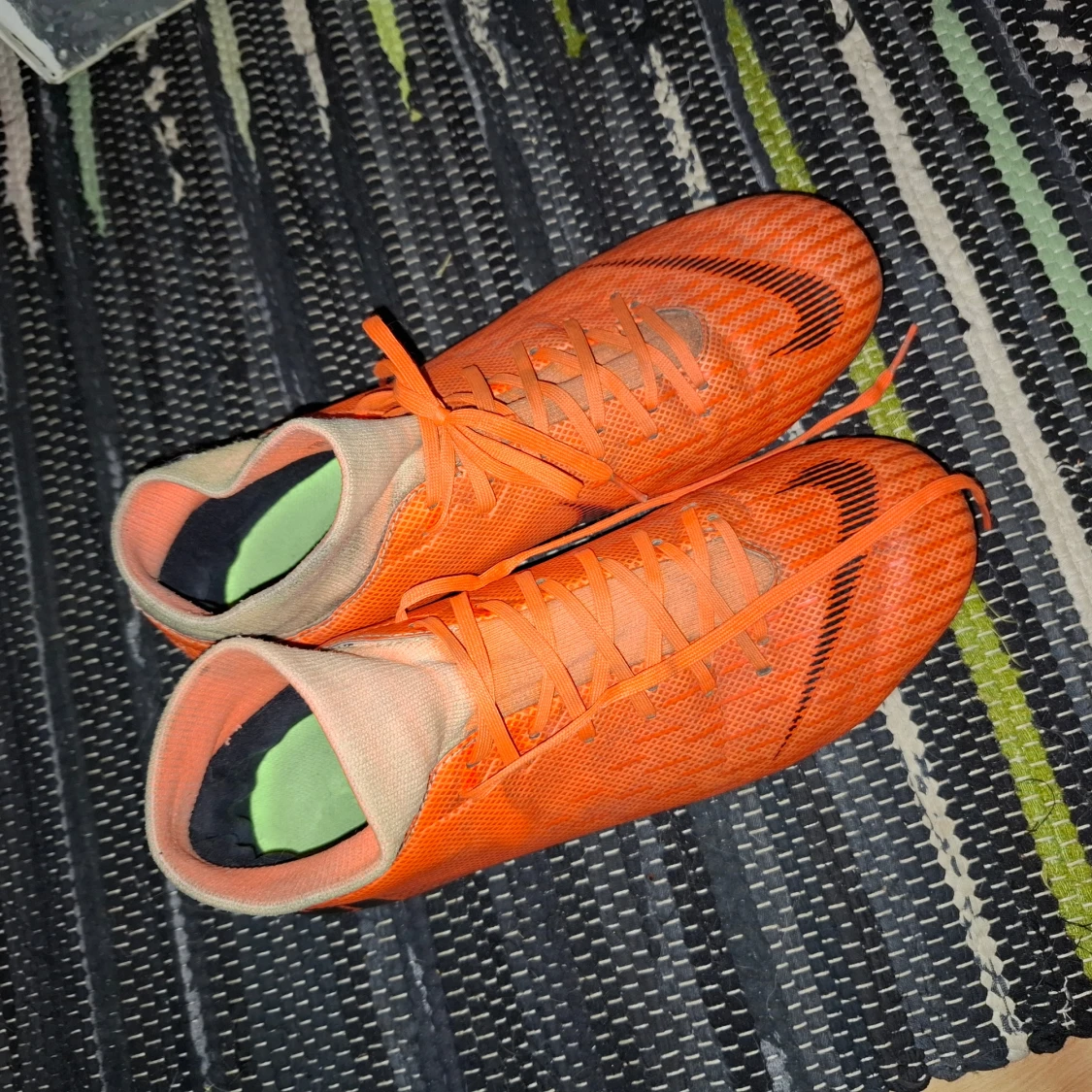 Orangea Nike fotbollsskor med dobbar