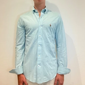 Ljusblå Ralph Lauren skjorta  - Ljusblå Ralph lauren skjorta || Storlek S || Skjortan är i bra skick || Mitt pris 599kr || Modellen på bilden är 170cm och väger 62kg || Tveka inte på att höra av dig vid frågor eller funderingar 