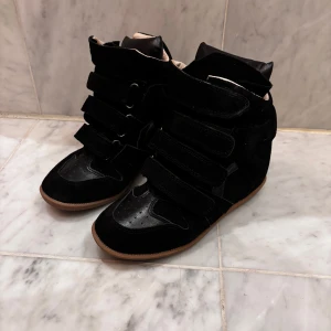 Svarta Isabel Marant  - Helt nya isabel marant skor! Säljer då dem inte passa. Tyvärr kommer inte boxen med eftersom jag tappat bort den! Inga byten. Fråga på!