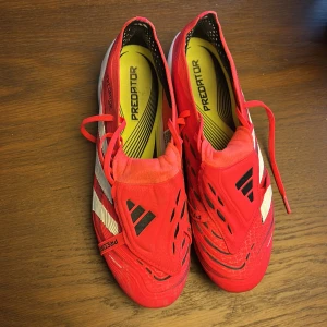 Adidas Predator fotbollsskor röd/vit - Säljer mina adidas predators elit fg då dem inte passar mig längre, skriv gärna vid funderingar och bilder osv. 