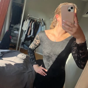 Svart spetsklänning! - Säljer denna assnygga svarta korta spetsklänningen från Cubus då den tyvärr var lite för liten på mig, man ska egentligen kunna knäppa baktill! Hör av er vid frågor eller prisförslag!🫶🏻🫶🏻