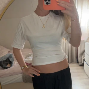 Populär Nelly tröja  - Superrrr fin populär tröja från Nelly med knytning i ryggen❣️❣️🥹