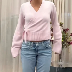 Kofta från Gina - En näst intill helt ny kofta från Gina Tricot. Såg nyss att den har 2 små grå streck på armen som säkert går att tvätta bort, därav säljer jag billigare. Storlek 170 vilket motsvarar cirka Xs