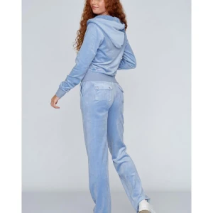 Intressekoll på mitt ljusblått Juicy Couture set - Tänkte kolla om någon va intresse av detta set från Juicy Couture då jag funderar på att sälja det. Byxor e storlek xs och tröj S 