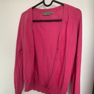 Kofta - Säljer en snygg rosa kofta. Koftan har långa ärmar, knappar framtill och är tillverkad i mjukt material som känns skönt mot huden. Perfekt att slänga på sig över en t-shirt eller linne för en chill look.