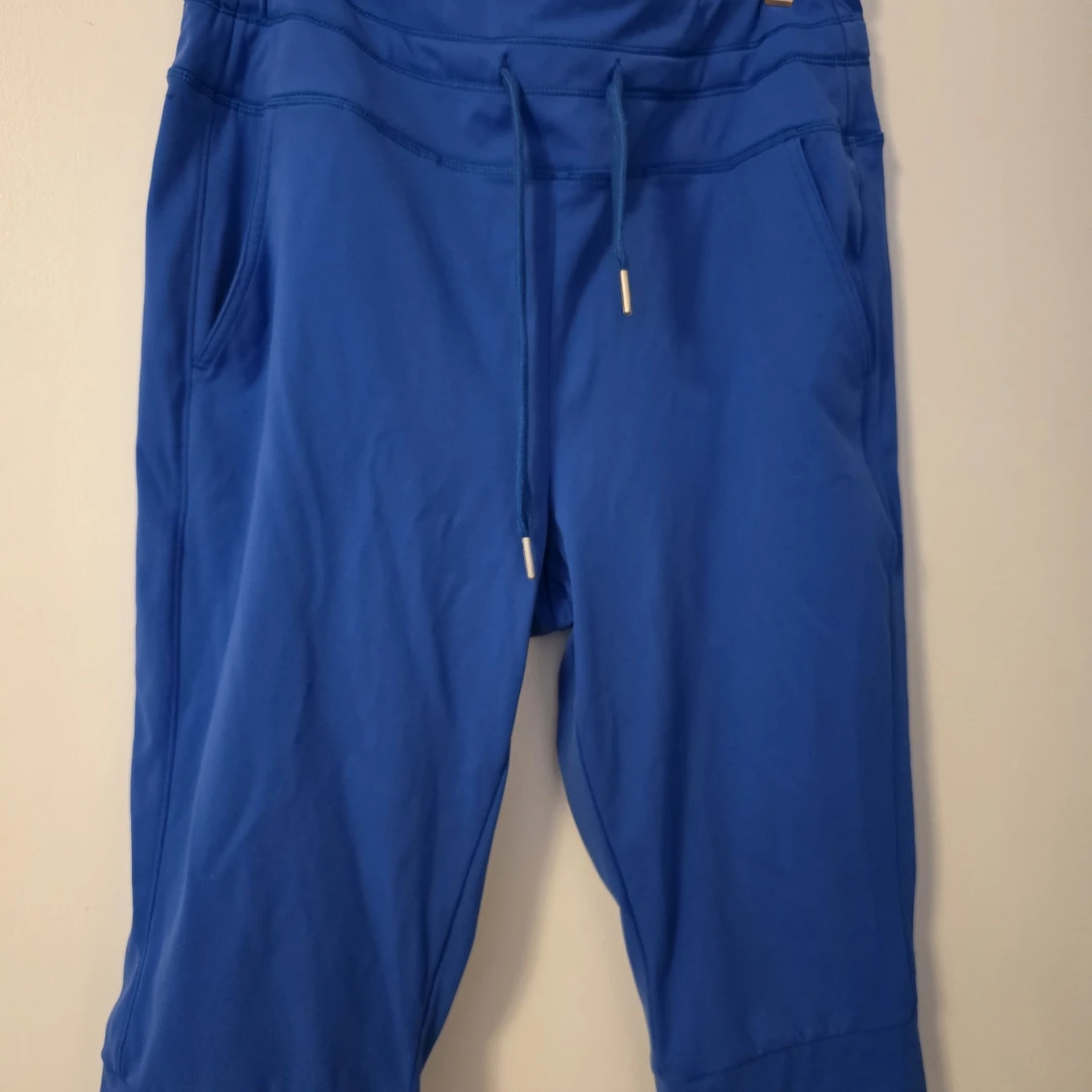 Blå träningsbyxor med snörning