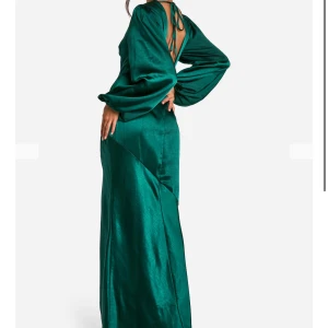 Grön/blå satin klänning  - Jätte fin grön och blå satinklänning för speciella dagar. Aldrig använda! Har även samma modell i marinblå 😍