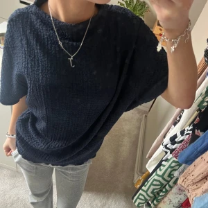 Marinblå Tröja  - Använd kanske 10 gånger!