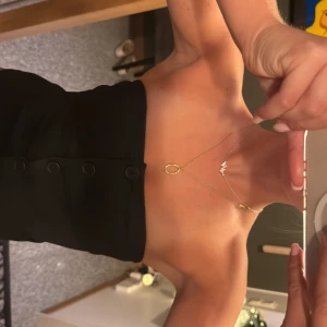 Svart tubtopp med knappar - Säljer nu min fina topp från nakd. Den är plain med snygga knappdetaljer😍 perfekt för lite finare tillställningar💓💓 kolla gärna in mina andra annonser!