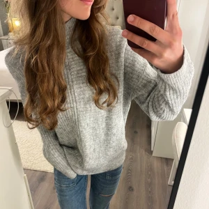 Grå ribbstickad polotröja - Supermysig grå ribbstickad tjocktröja me lite högre hals i storlek S💗Så sjukt fin och mysig på, perfekt att ha i garderoben som kan användas till vad som helst✨