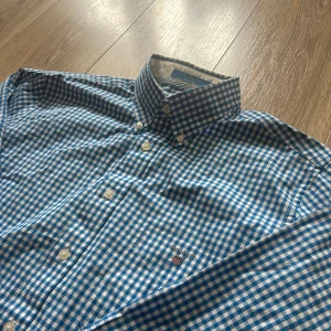 Gant skjorta  - En snygg skjorta i bra skick utan några som helst anmärkningar. Hör av er vid ytterligare frågor annars fritt fram att köpa!                              (Postar inom 24h)